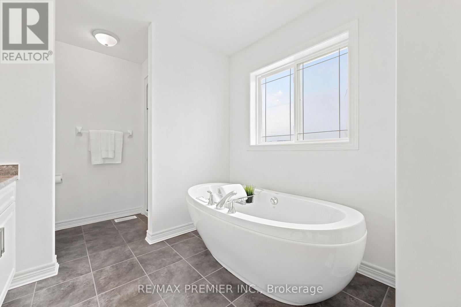 19 BURT AVENUE - 26