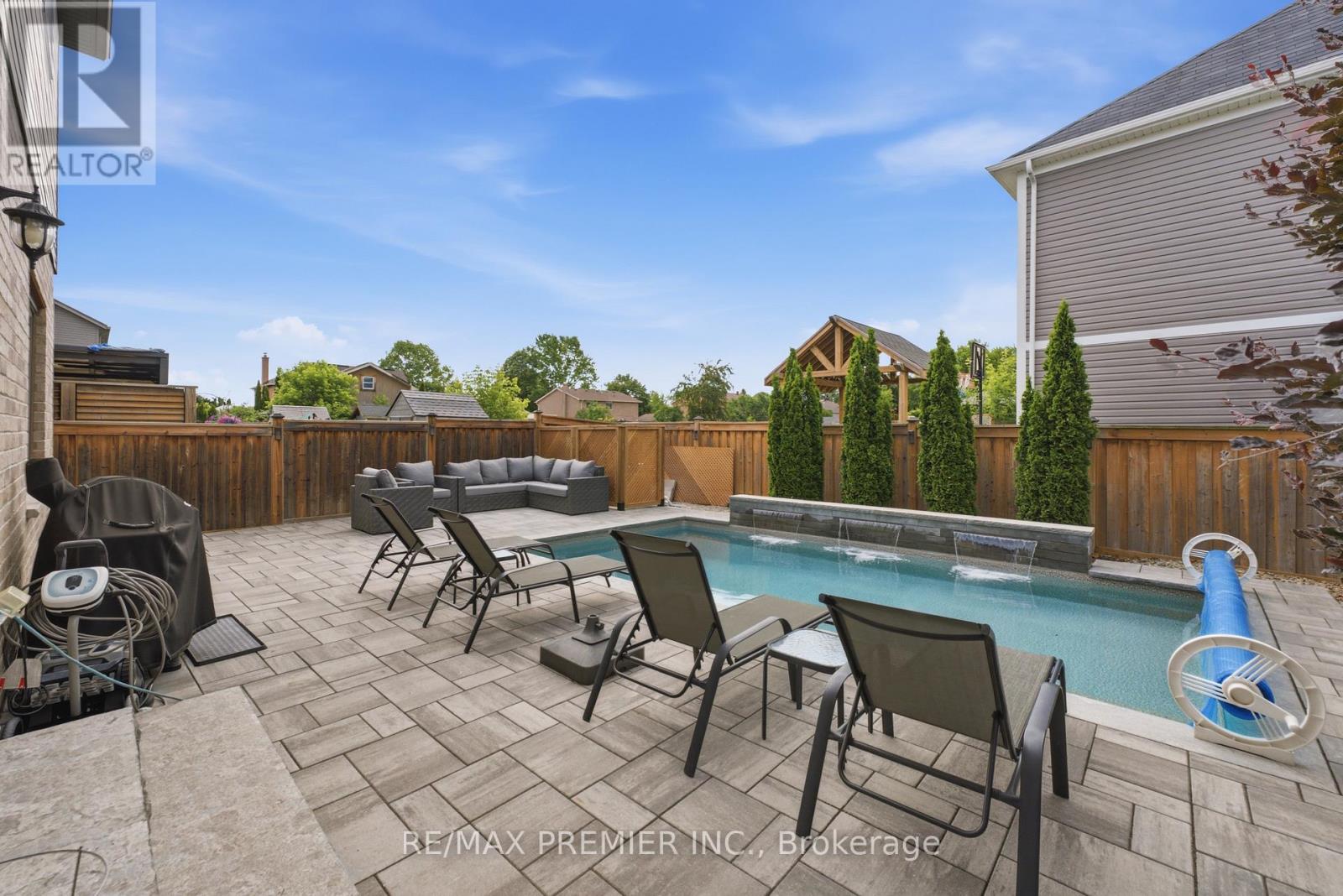 19 BURT AVENUE - 35