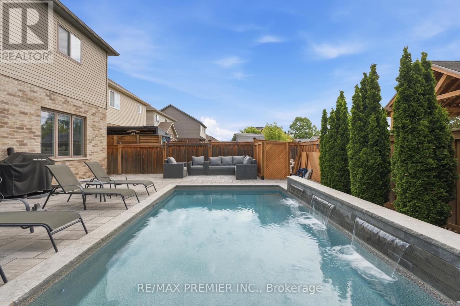19 BURT AVENUE - 36