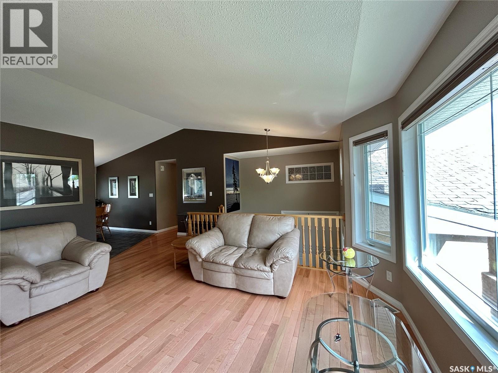 71 Longpre CRESCENT - 3