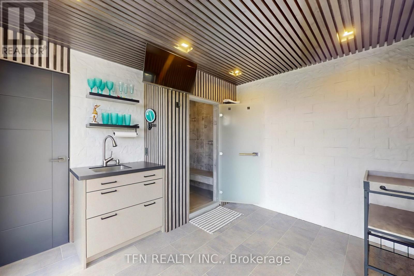 258 AMOS DRIVE - 44