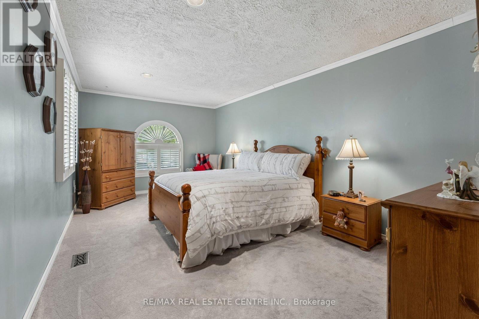 26 JAMESON CRESCENT - 23