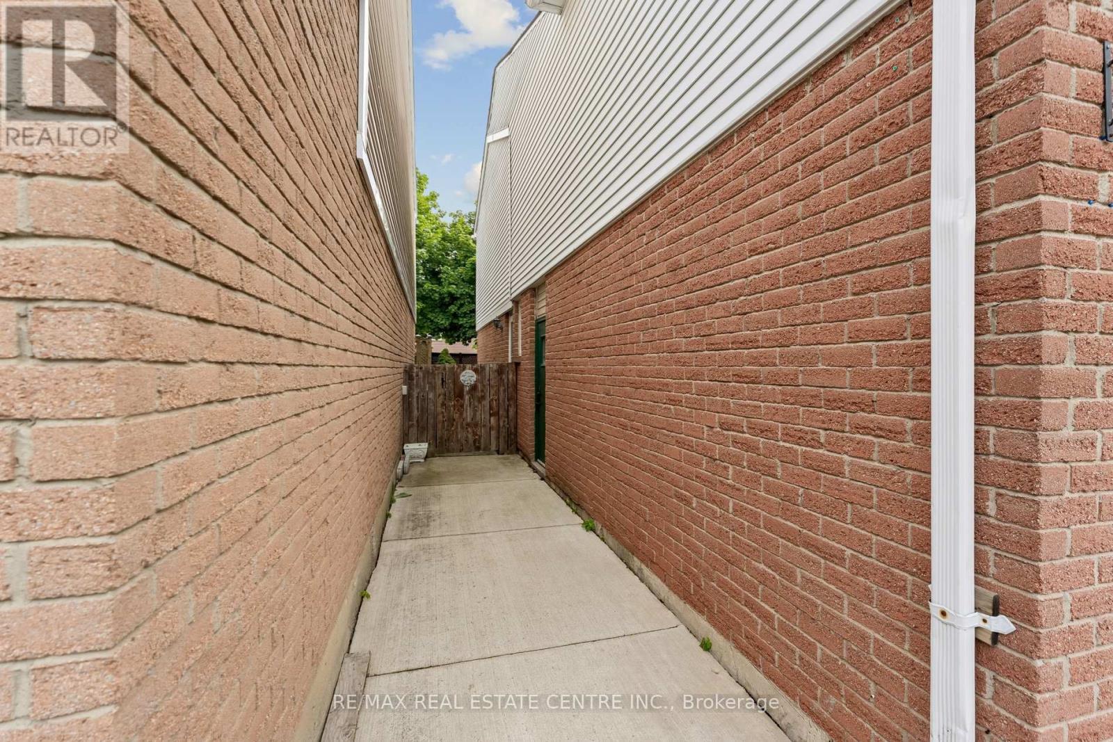 26 JAMESON CRESCENT - 44