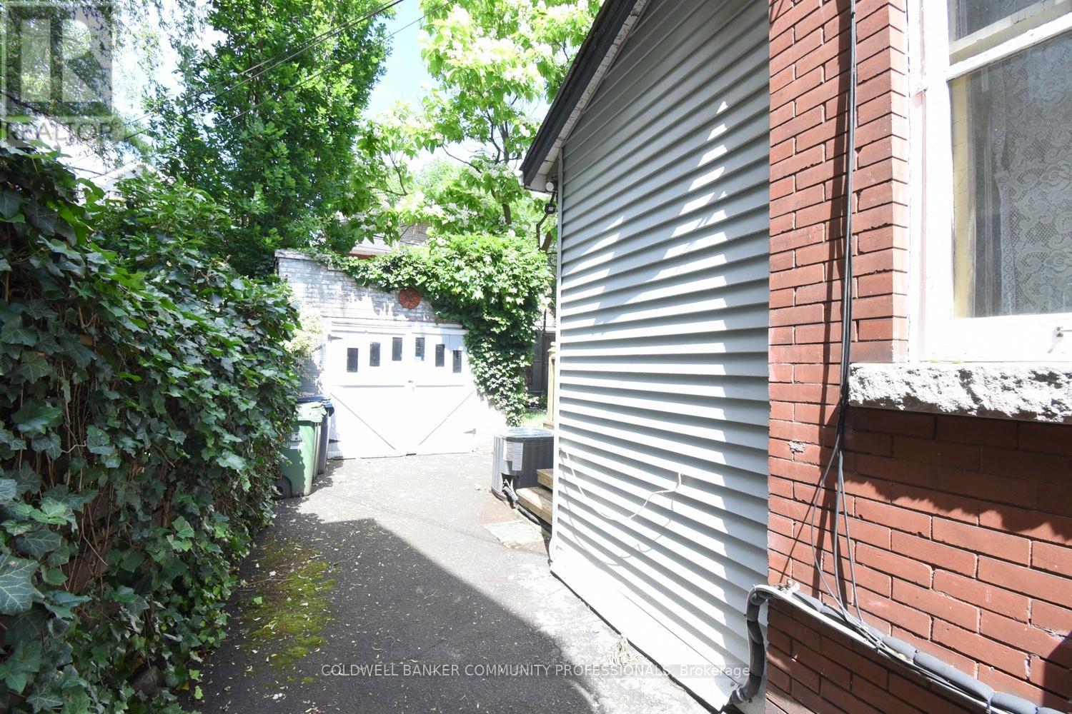 28 ST CLAIR AVENUE - 41