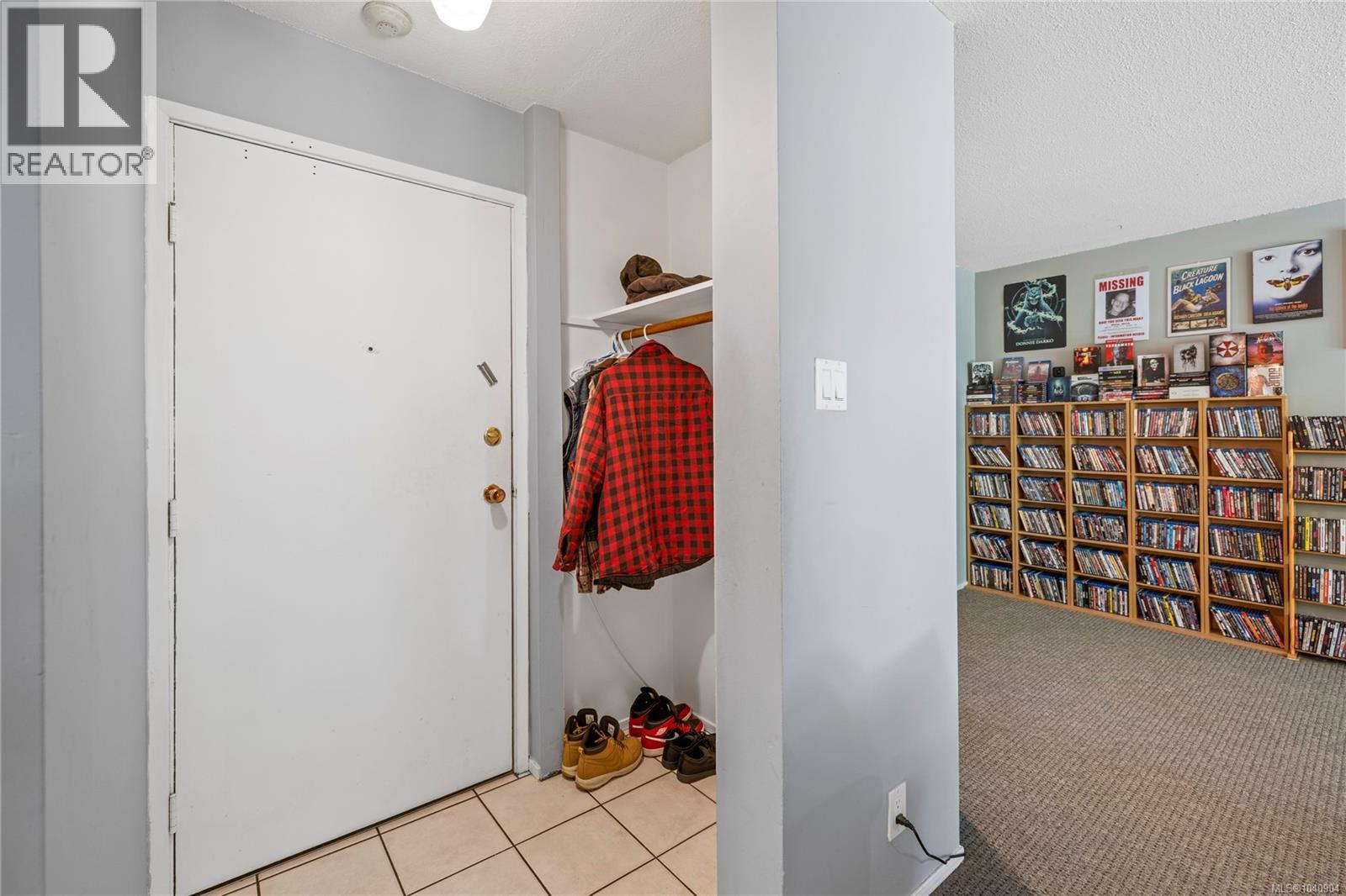 #5208 999 Bowen Rd - 4