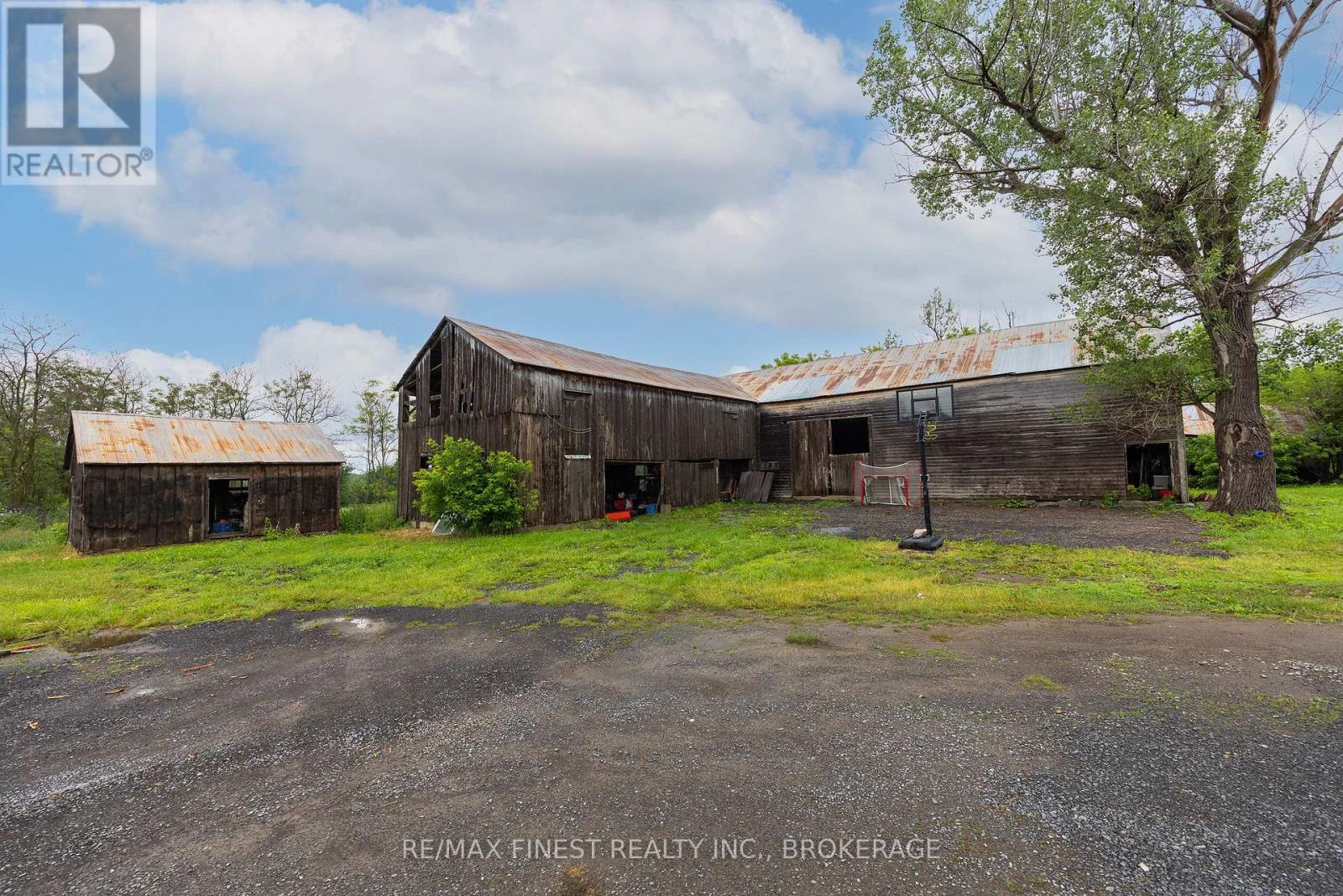 697 HINCH ROAD - 43