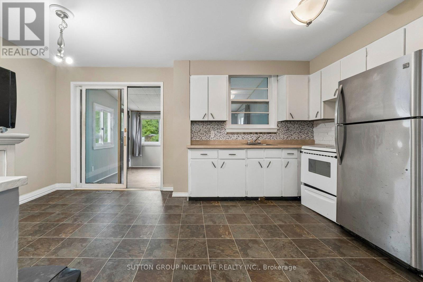 581 ARNDON AVENUE - 18