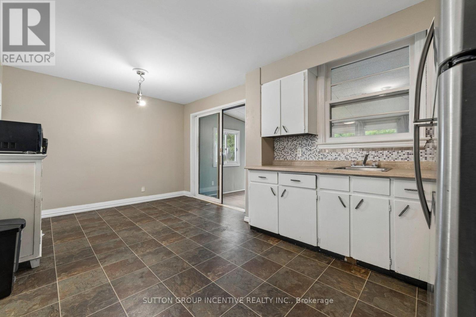 581 ARNDON AVENUE - 16