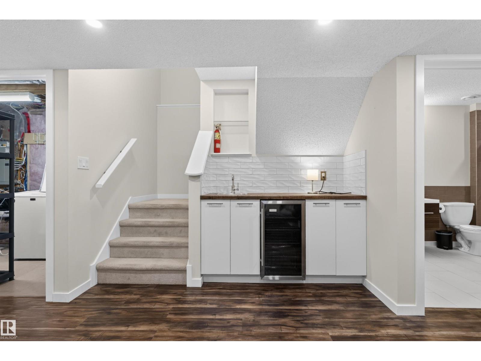 6928 22 AV SW — photo 27