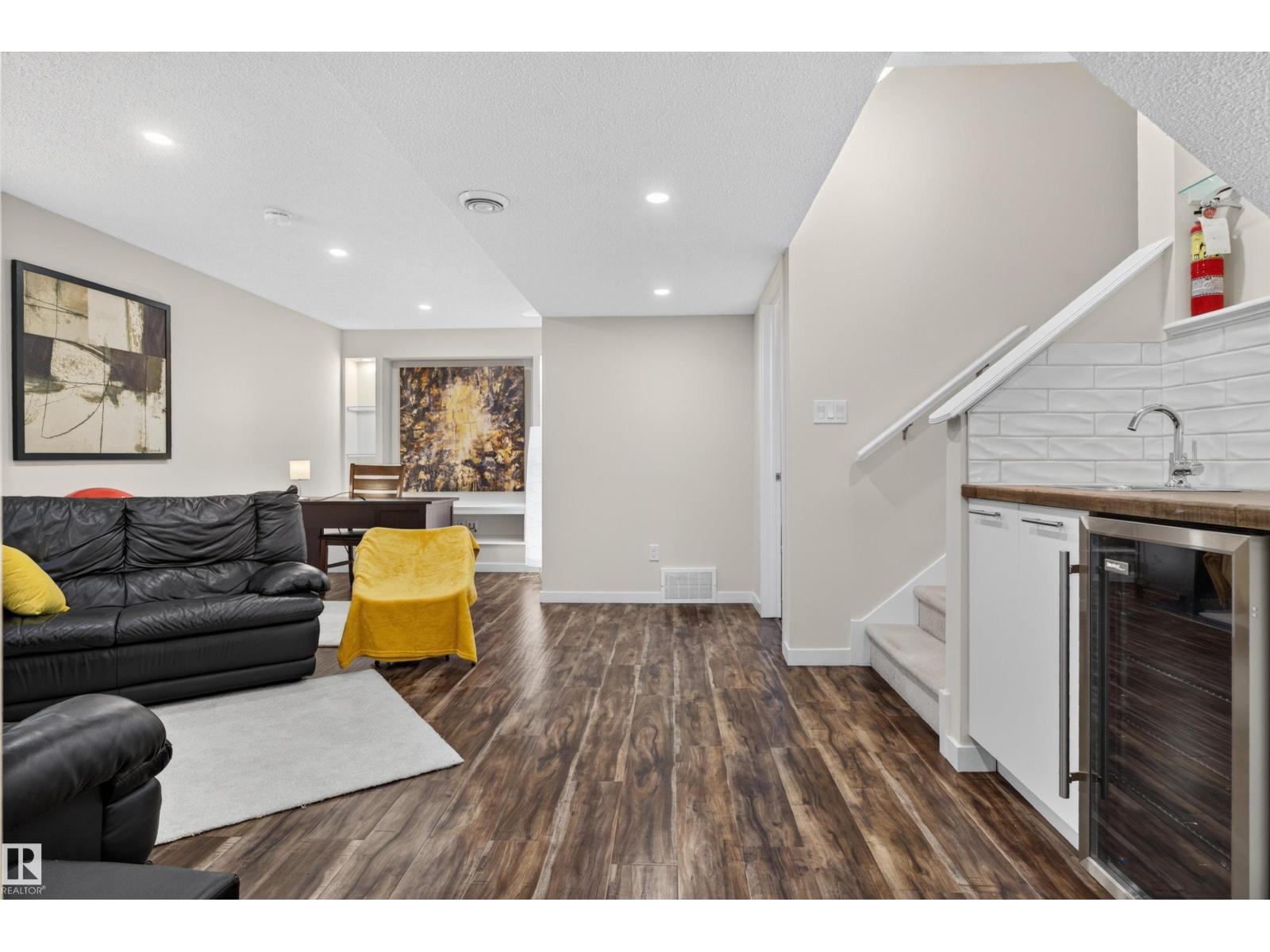 6928 22 AV SW — photo 28