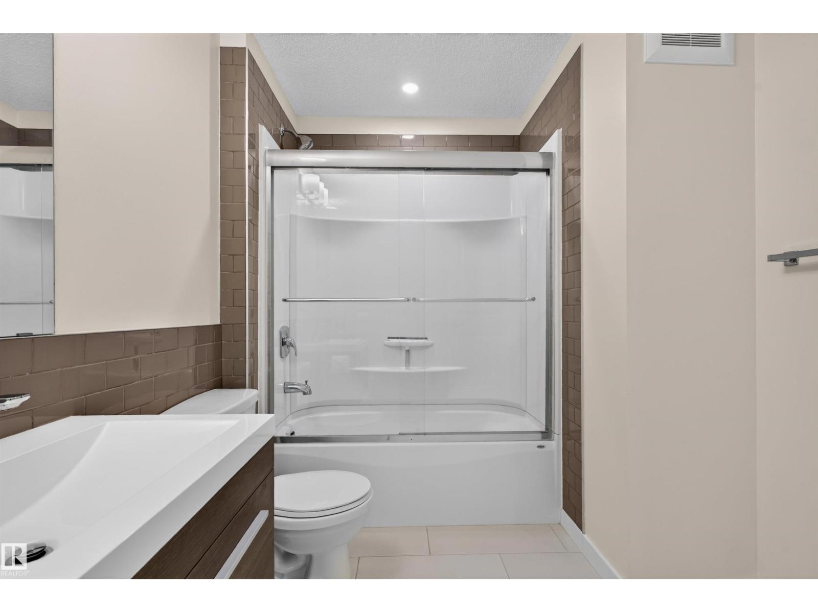 6928 22 AV SW — photo 30
