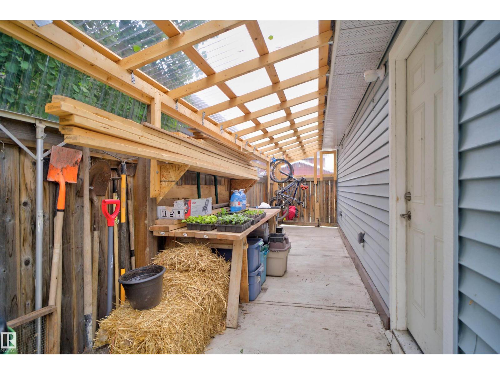 6928 22 AV SW — photo 35