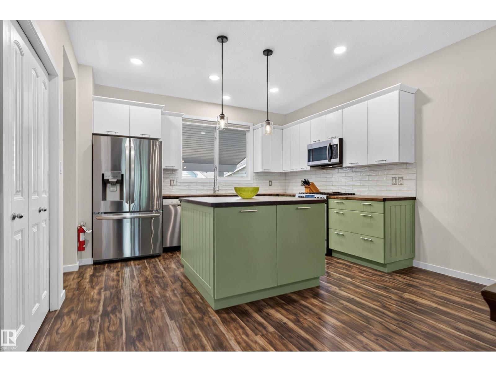 6928 22 AV SW — photo 9