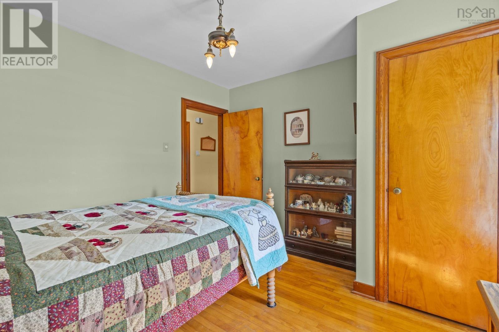 Property 21 of 48 of 10 Parkdale Avenue