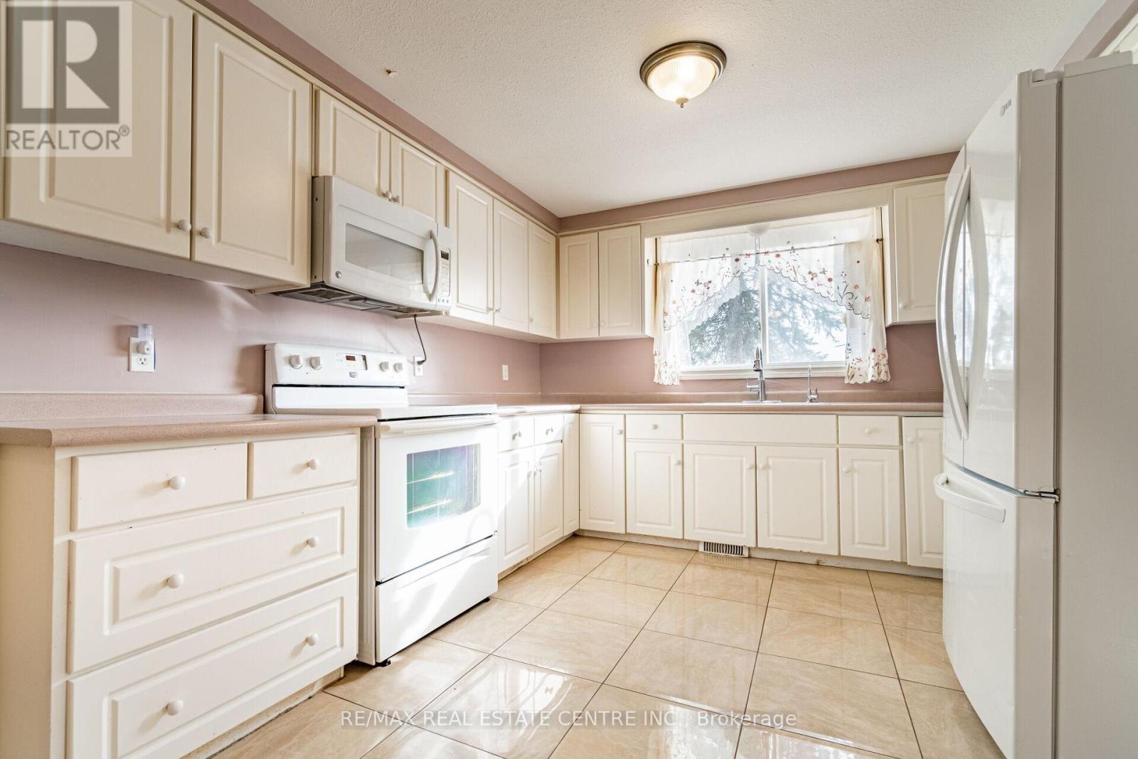 8681 CANYON ROAD - 11