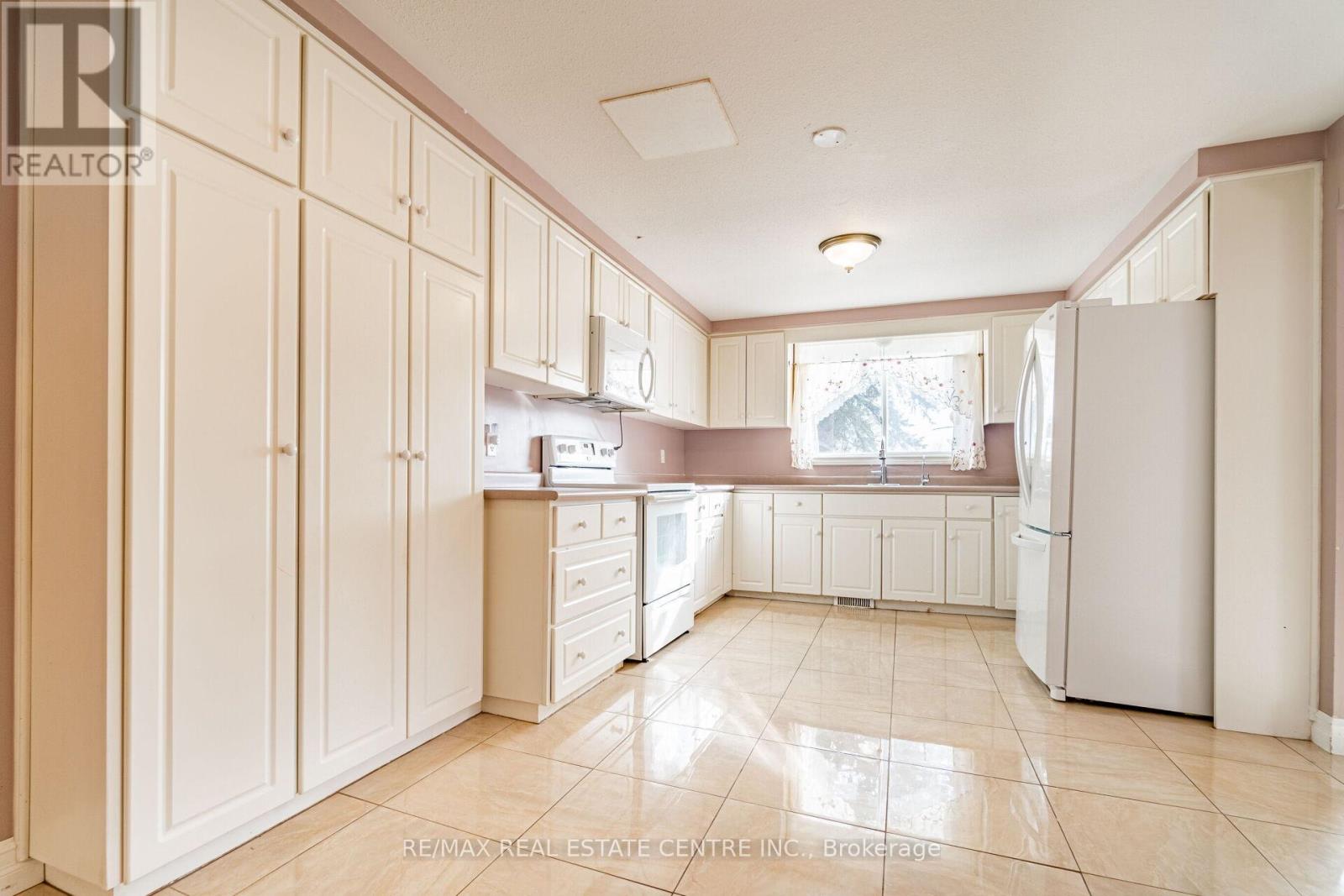 8681 CANYON ROAD - 12