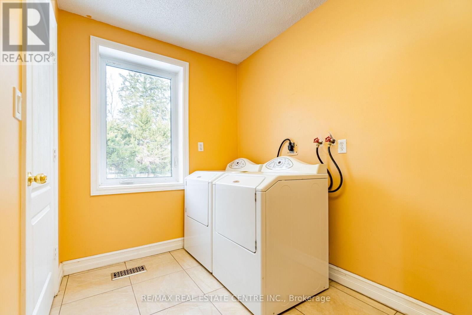 8681 CANYON ROAD - 18