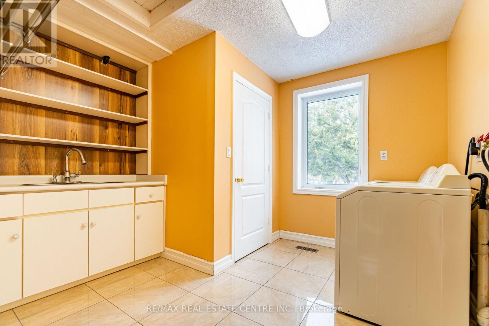8681 CANYON ROAD - 19