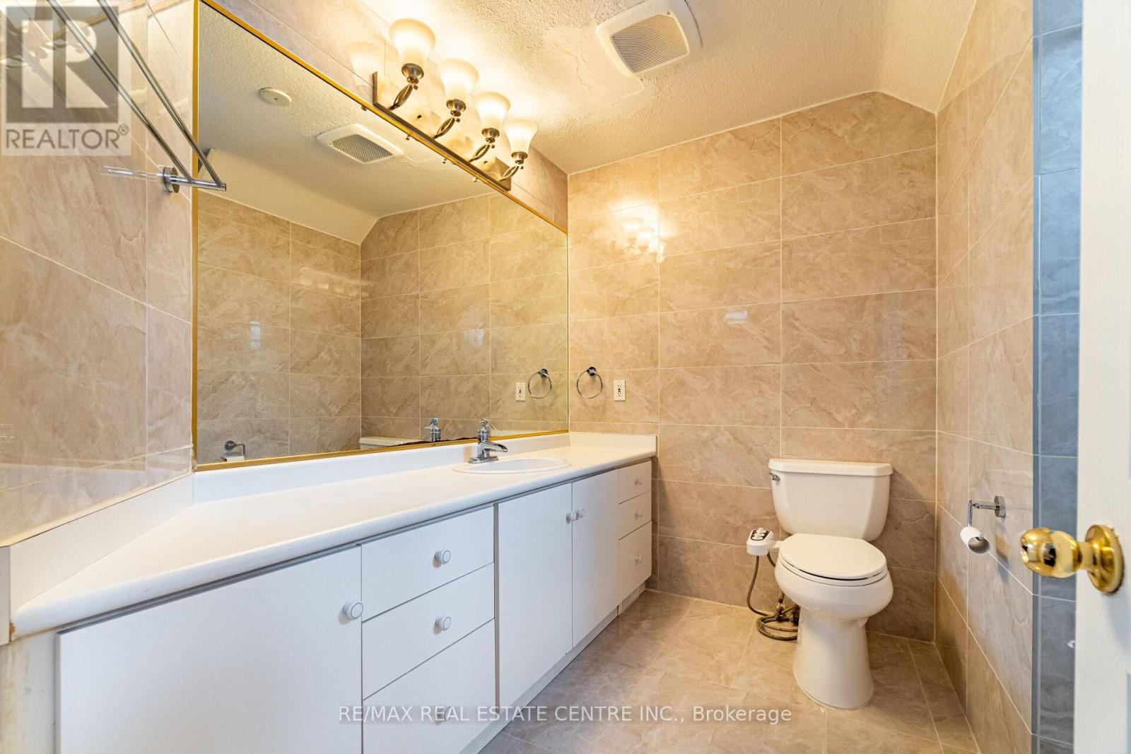 8681 CANYON ROAD - 31
