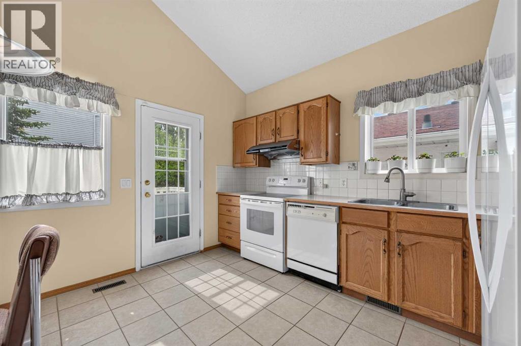 76 Hawkmount Close NW — photo 8