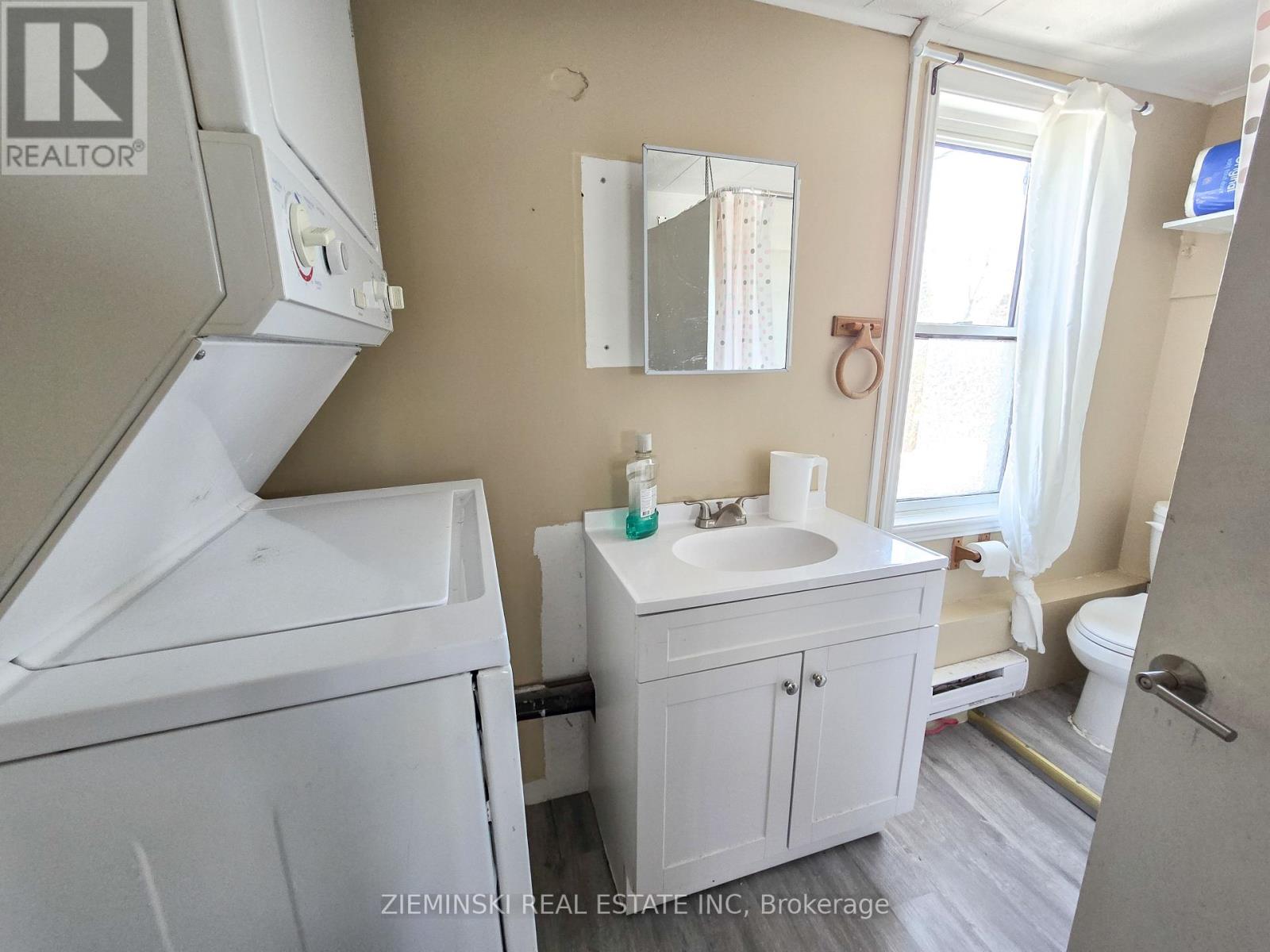 554 JAMES STREET - 27