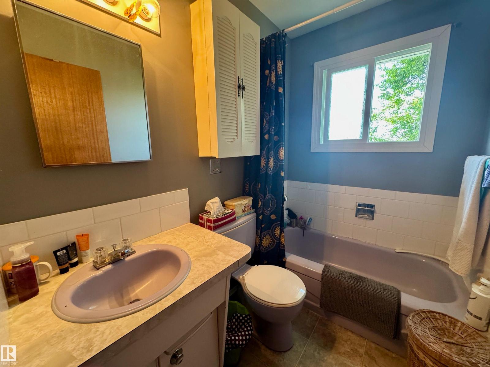 4433 48 AV — photo 12