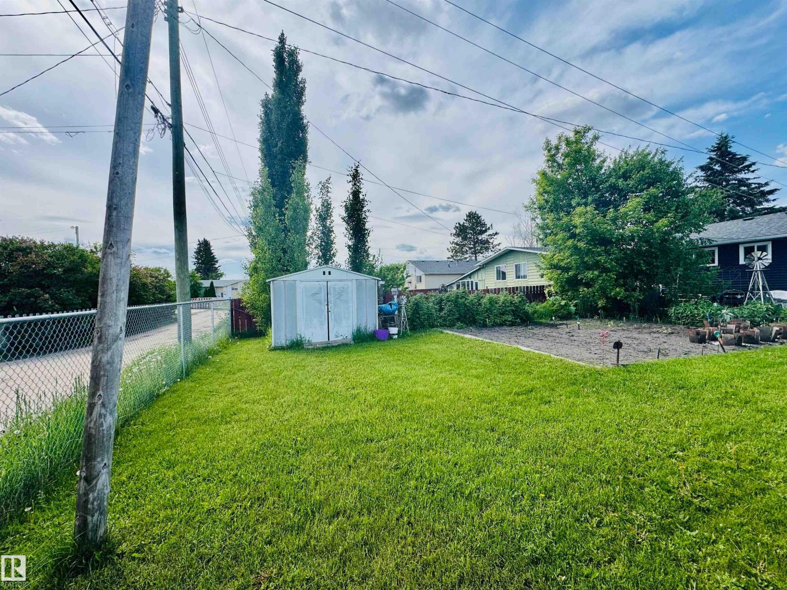 4433 48 AV — photo 23