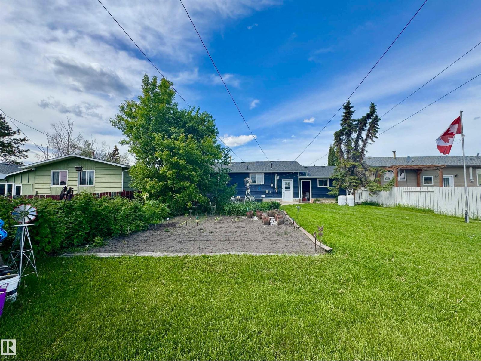 4433 48 AV — photo 24