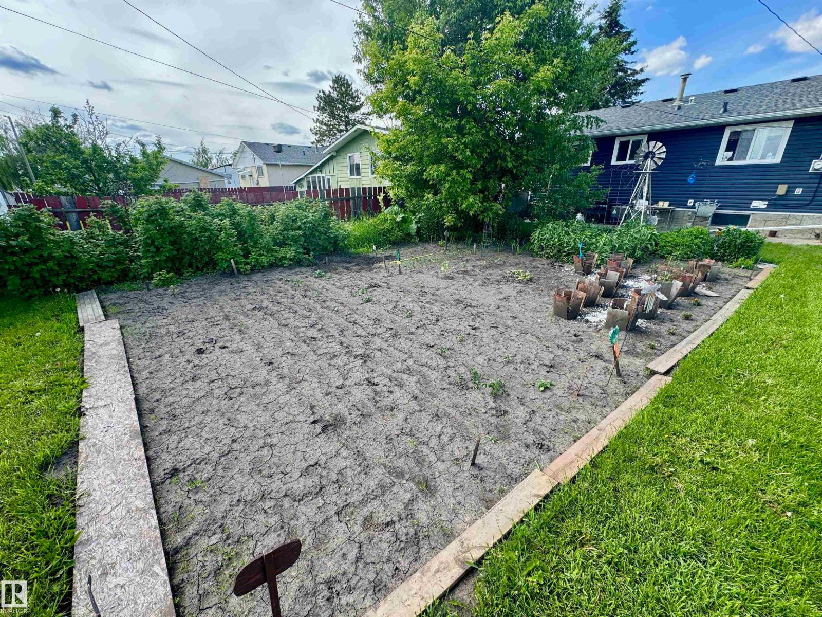 4433 48 AV — photo 25