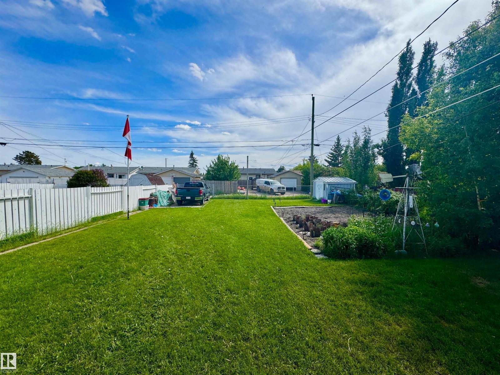 4433 48 AV — photo 28