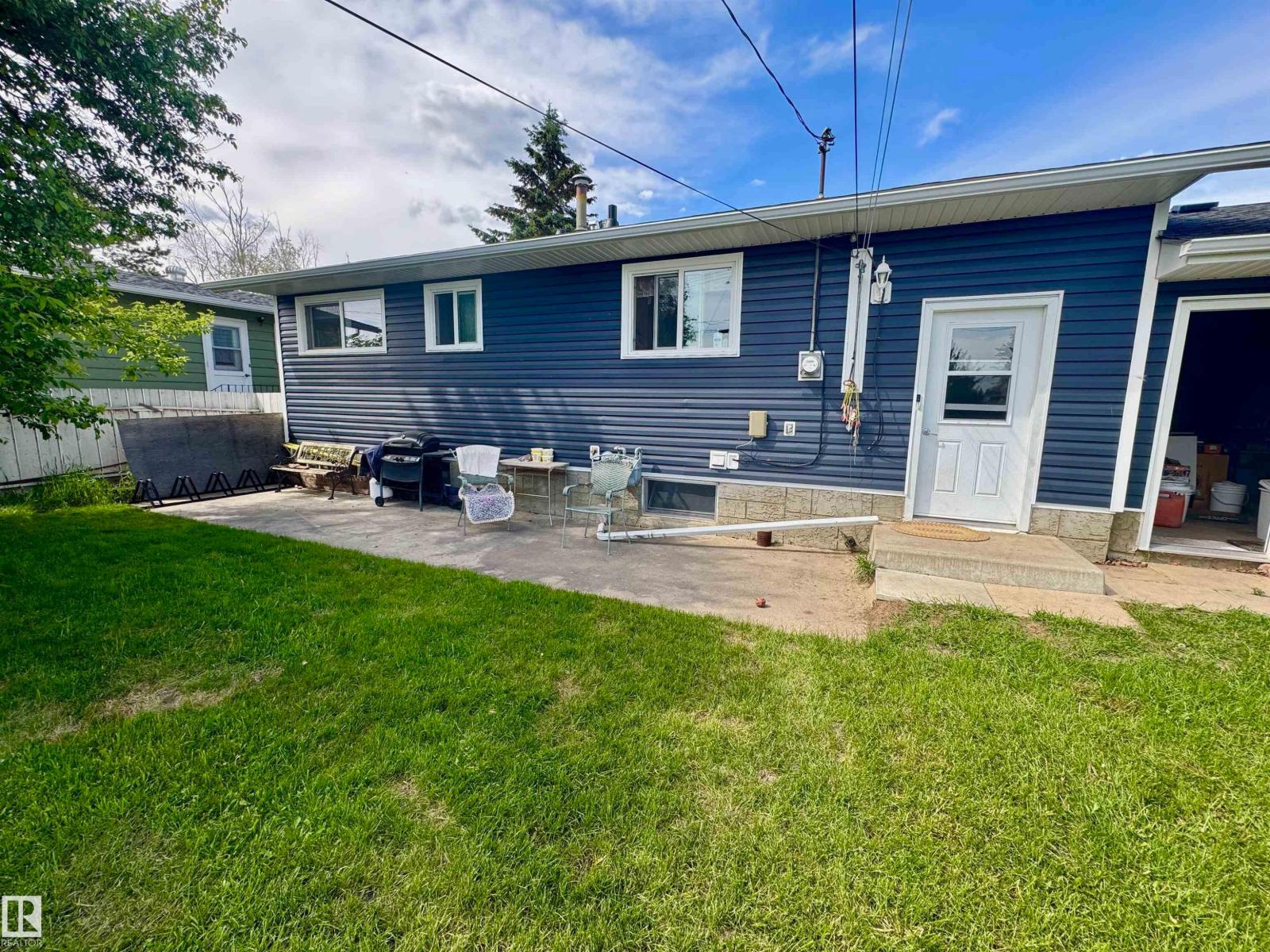 4433 48 AV — photo 29