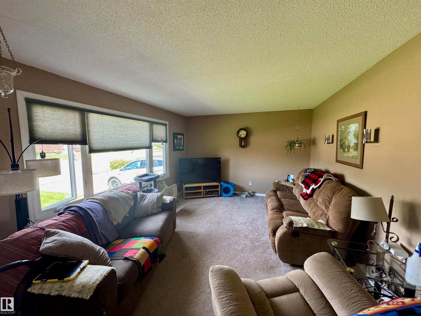 4433 48 AV — photo 6