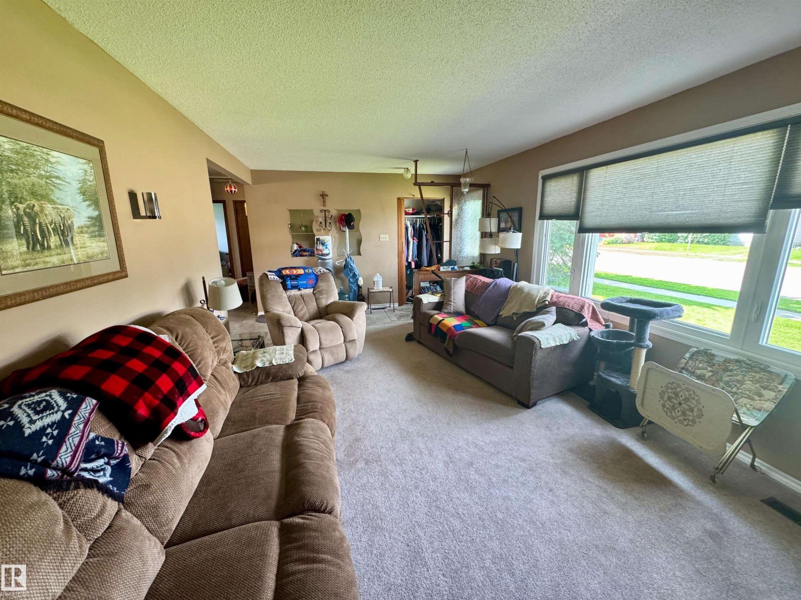 4433 48 AV — photo 8