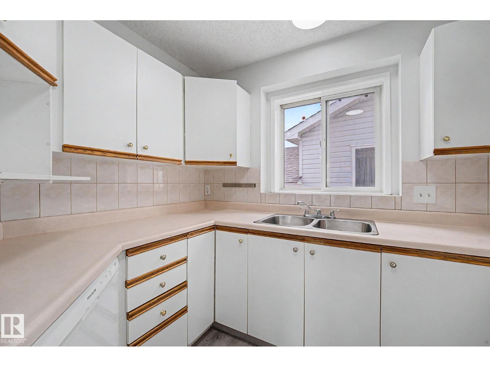3704 39 AV NW — photo 16