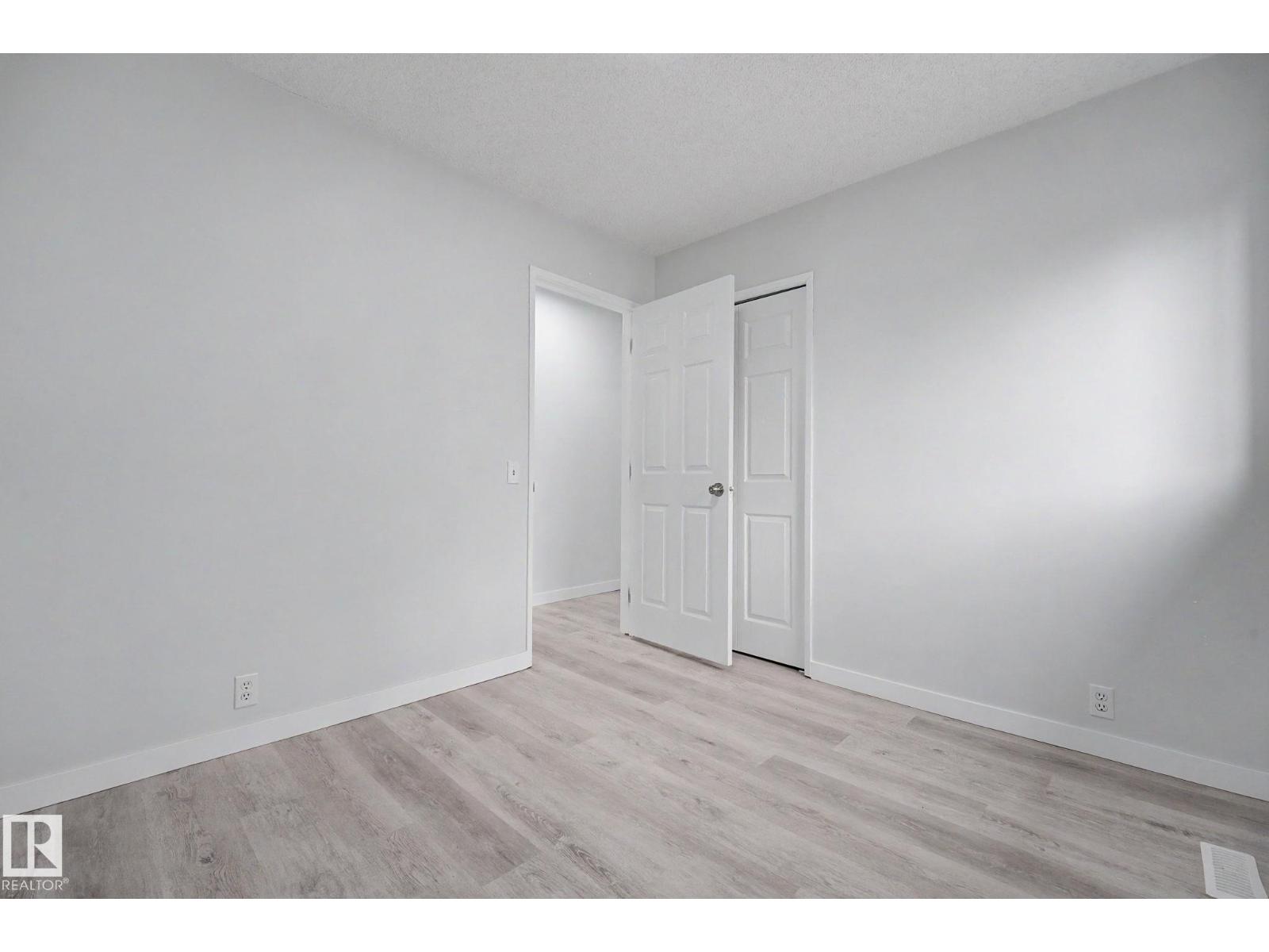 3704 39 AV NW — photo 21