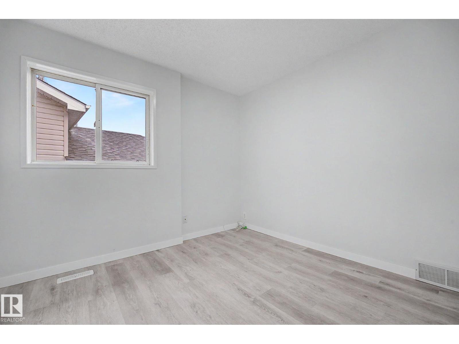 3704 39 AV NW — photo 23