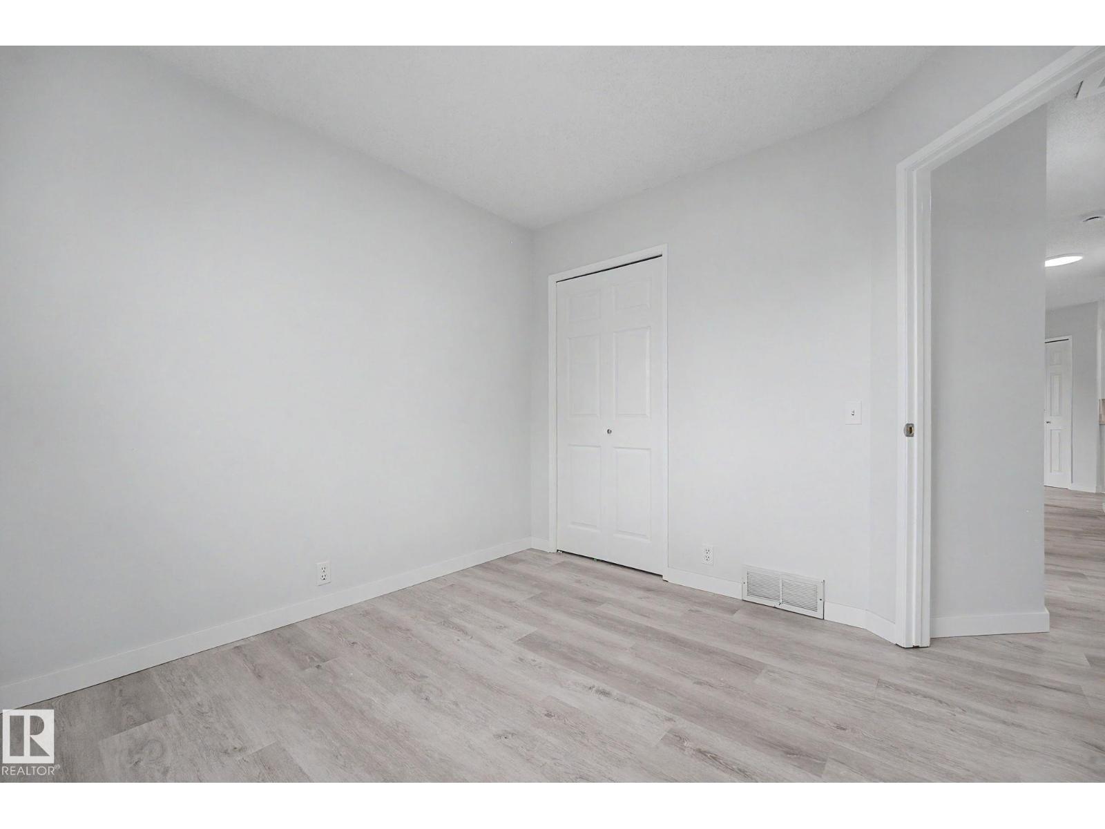 3704 39 AV NW — photo 25