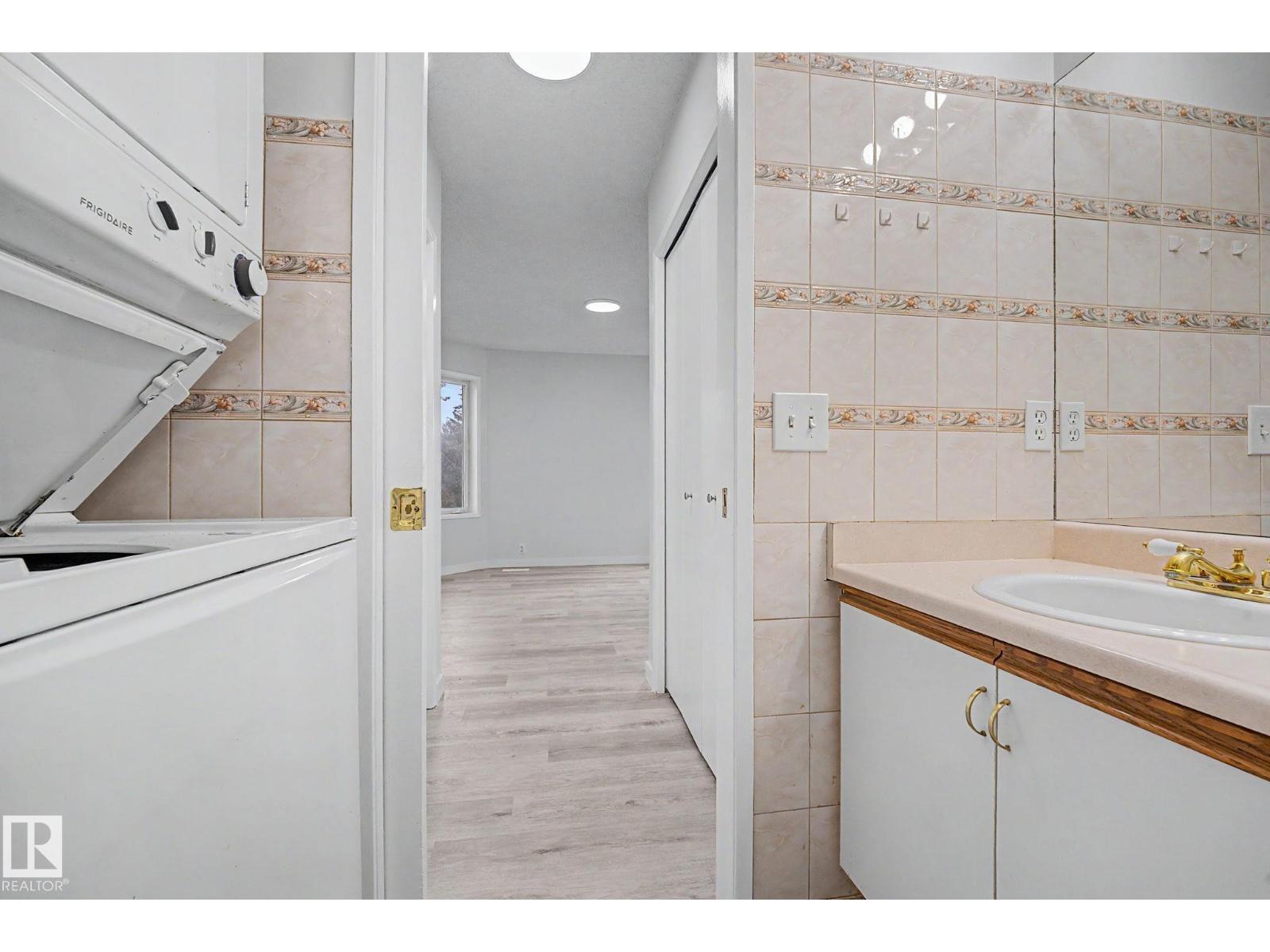 3704 39 AV NW — photo 31