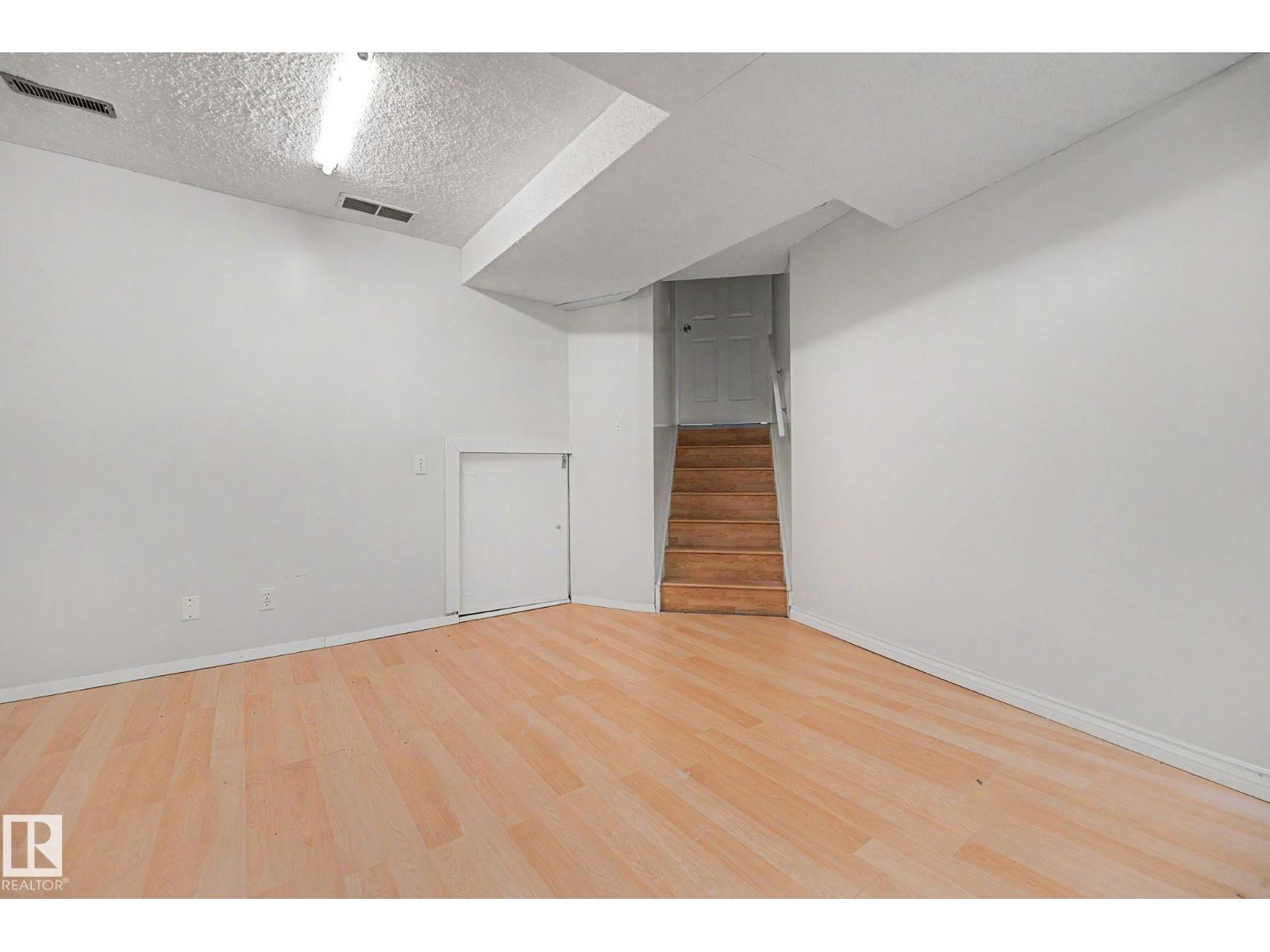 3704 39 AV NW — photo 35