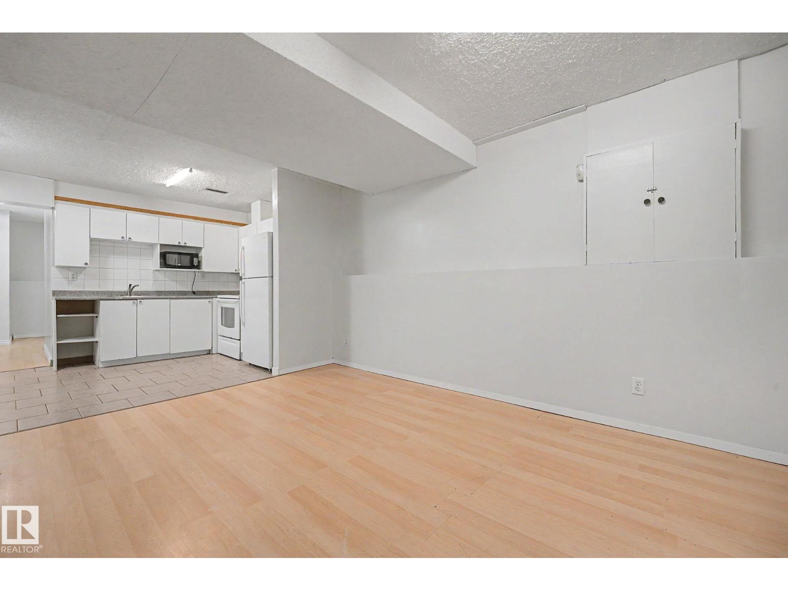 3704 39 AV NW — photo 36