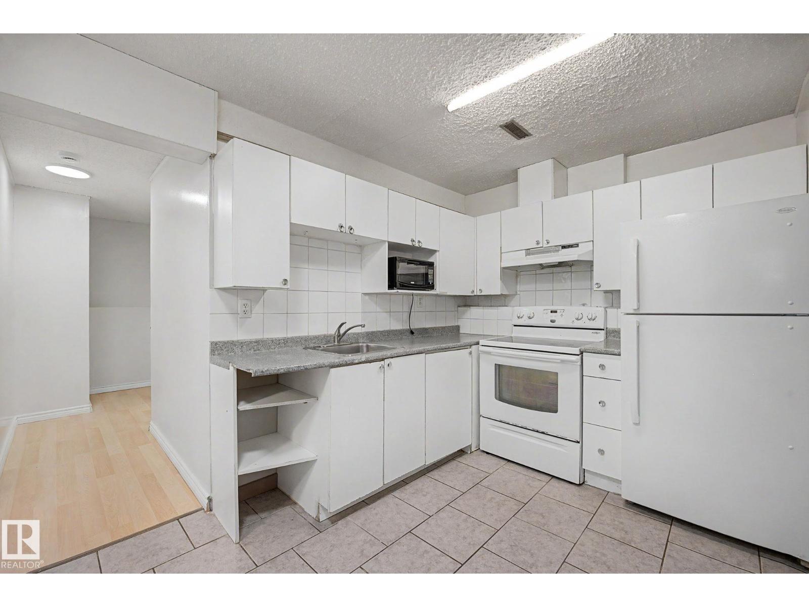3704 39 AV NW — photo 38