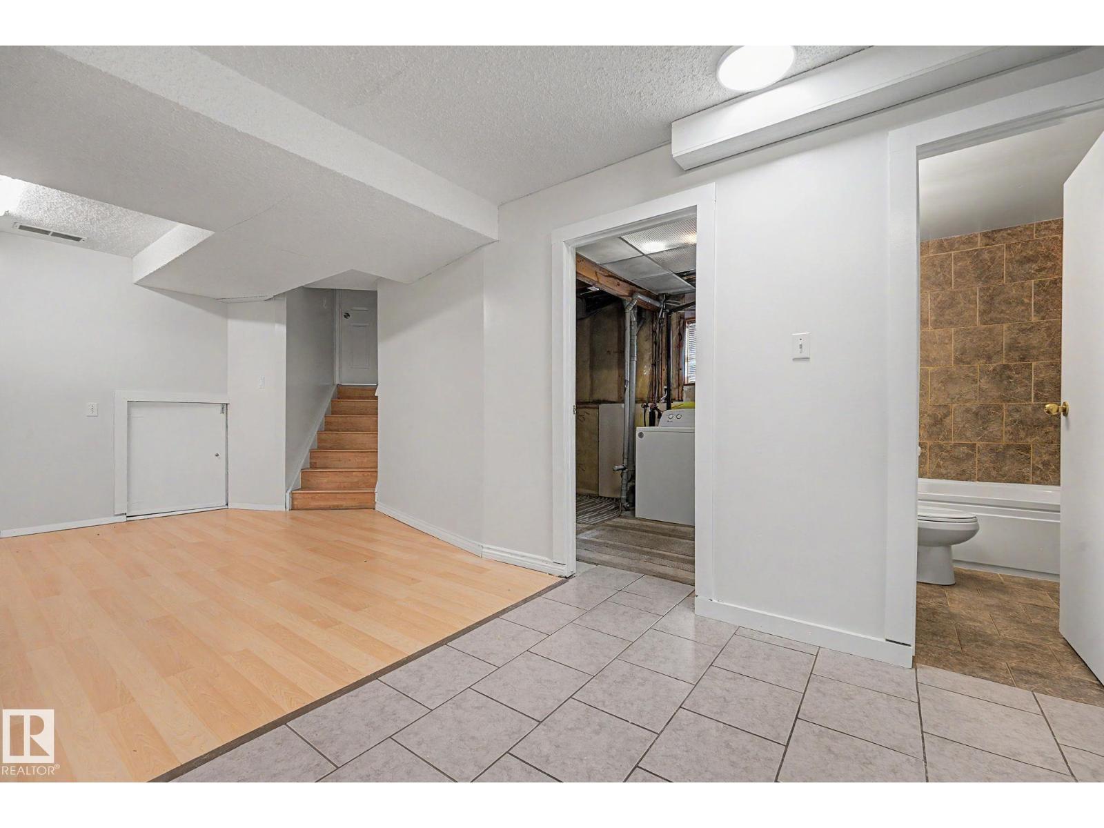 3704 39 AV NW — photo 40