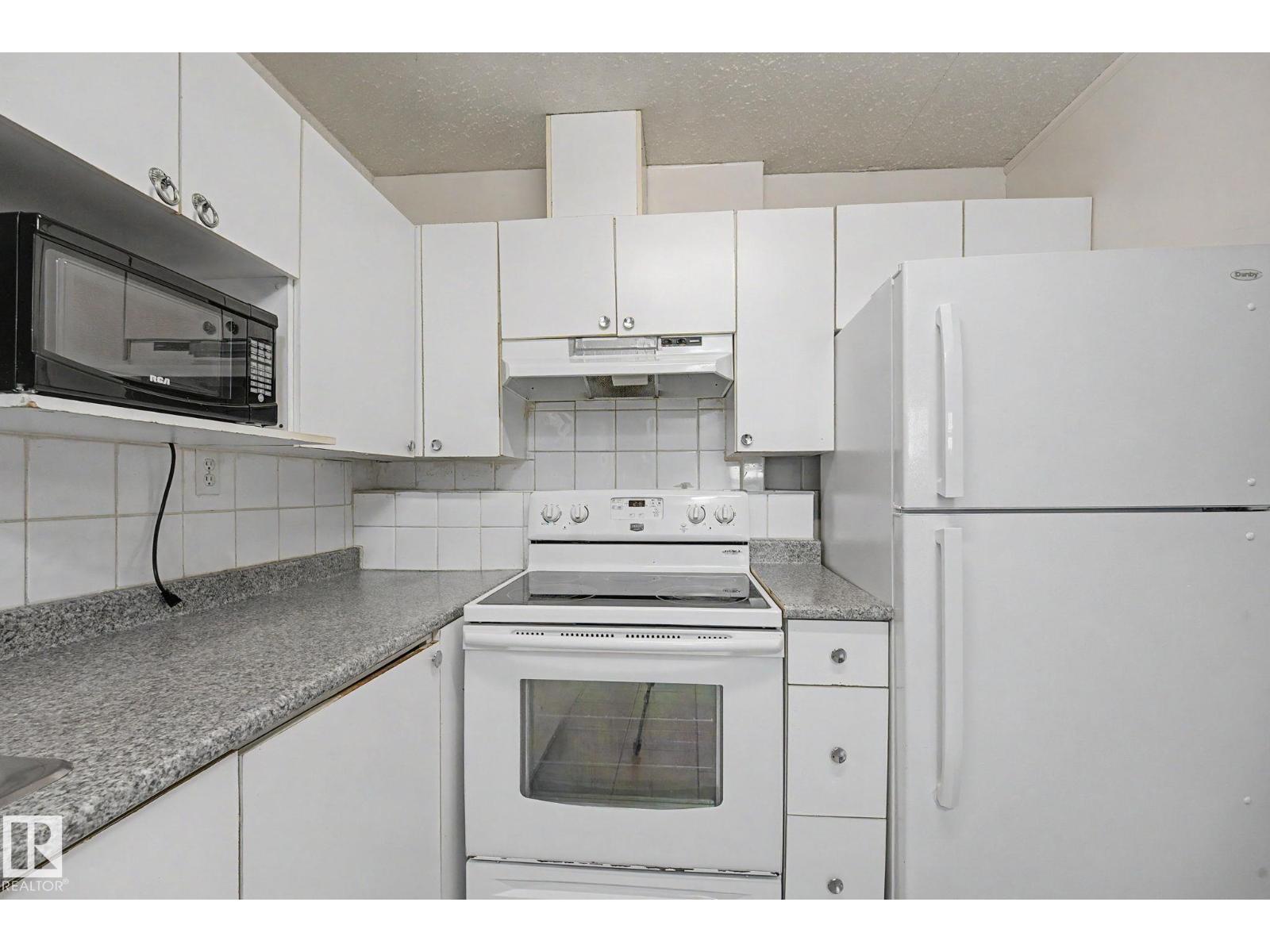 3704 39 AV NW — photo 42