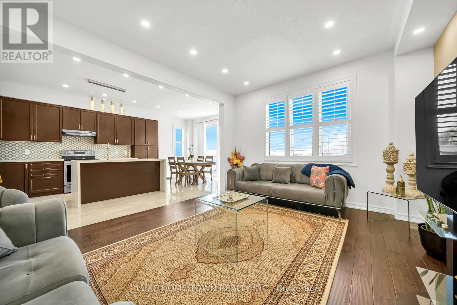 19 FINDLAY WAY - 21