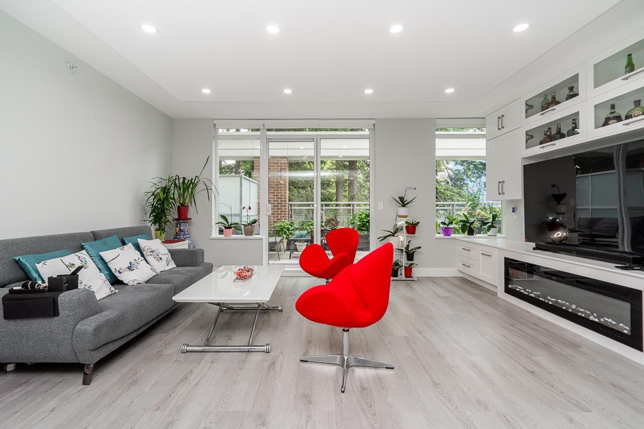 203 15152 RUSSELL AVENUE, White Rock