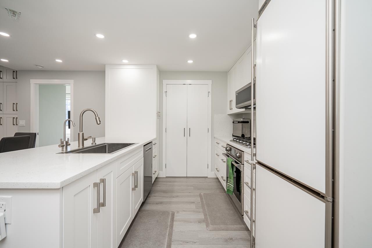 203 15152 RUSSELL AVENUE, White Rock