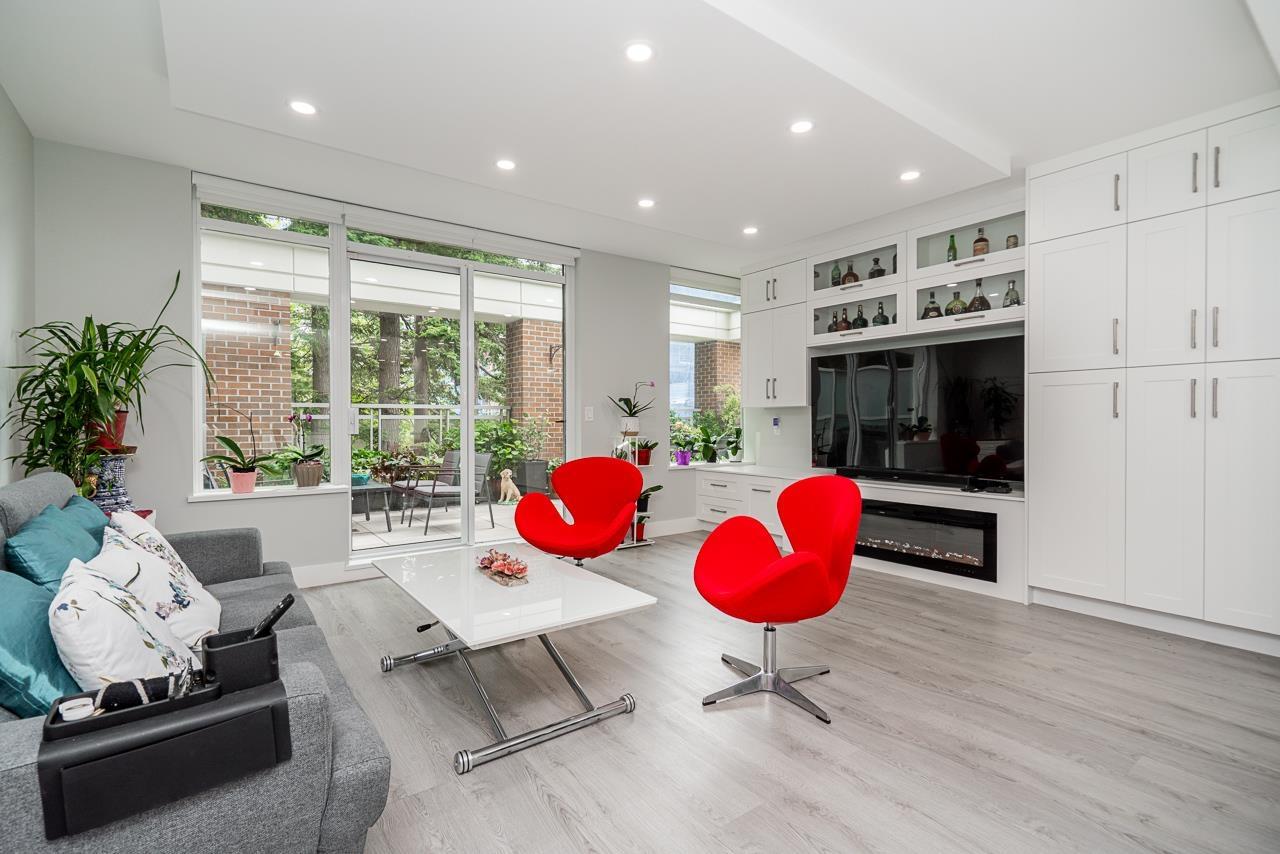 203 15152 RUSSELL AVENUE, White Rock