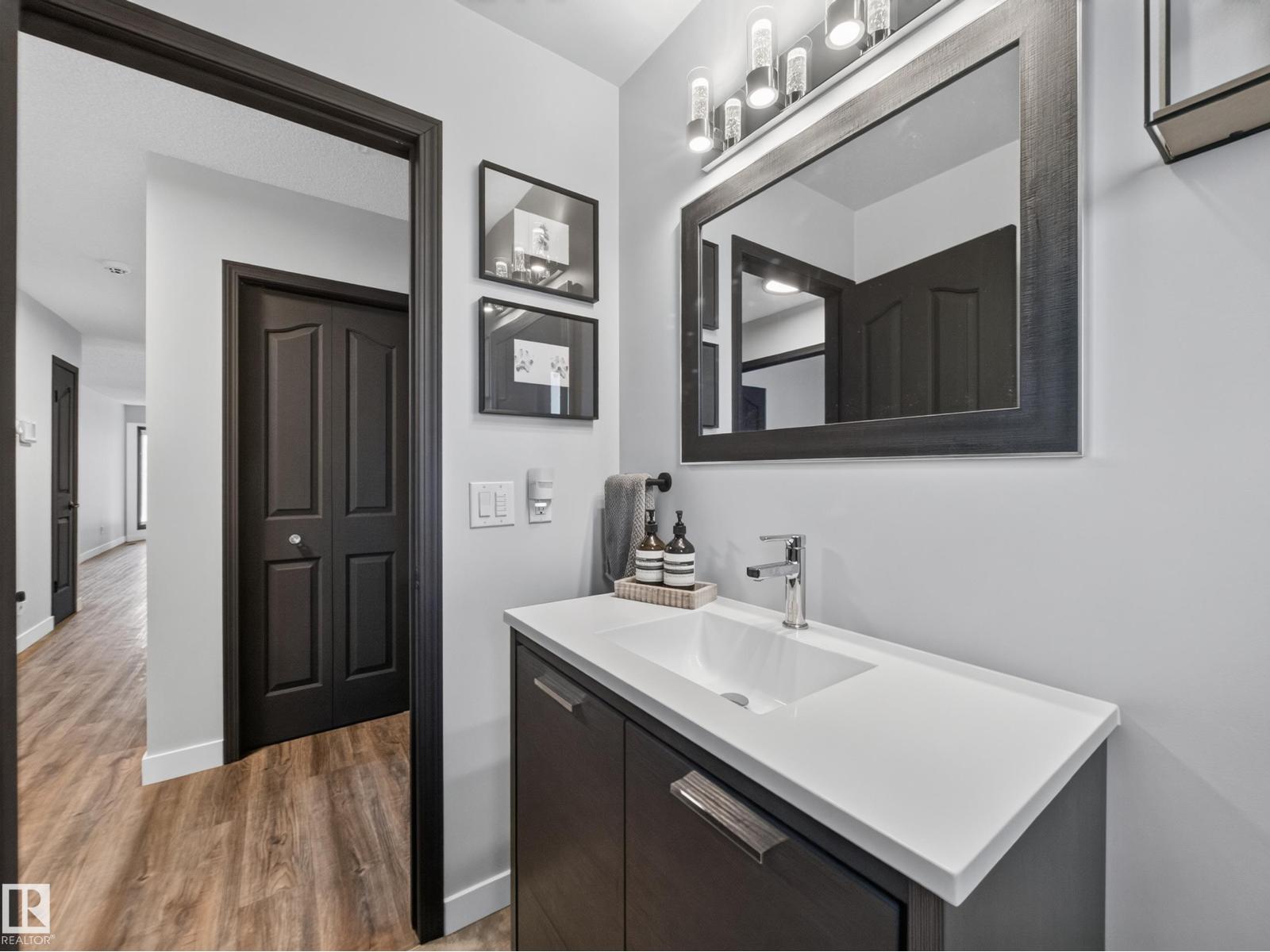 9 COACHMAN PL — photo 24