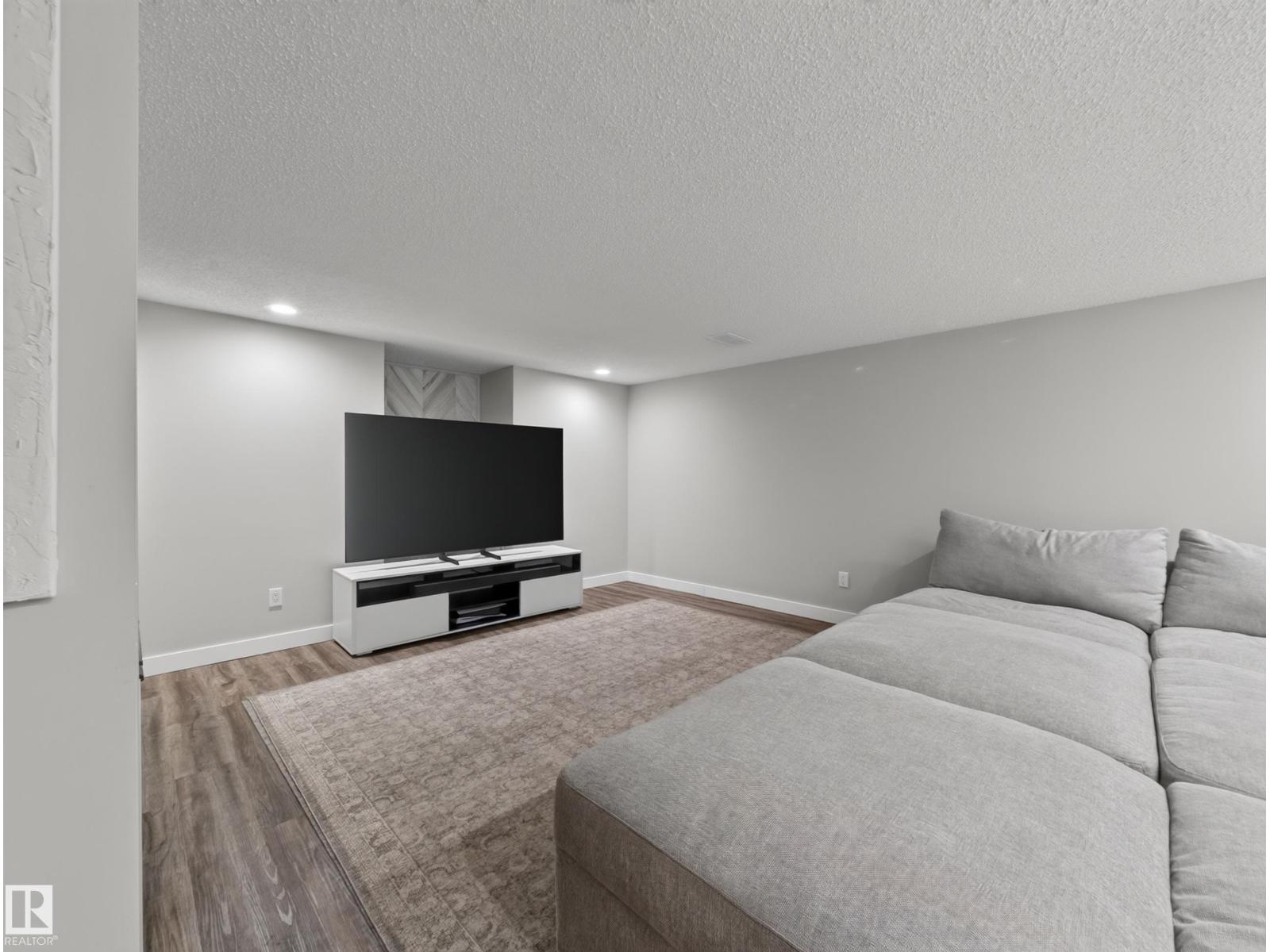 9 COACHMAN PL — photo 37