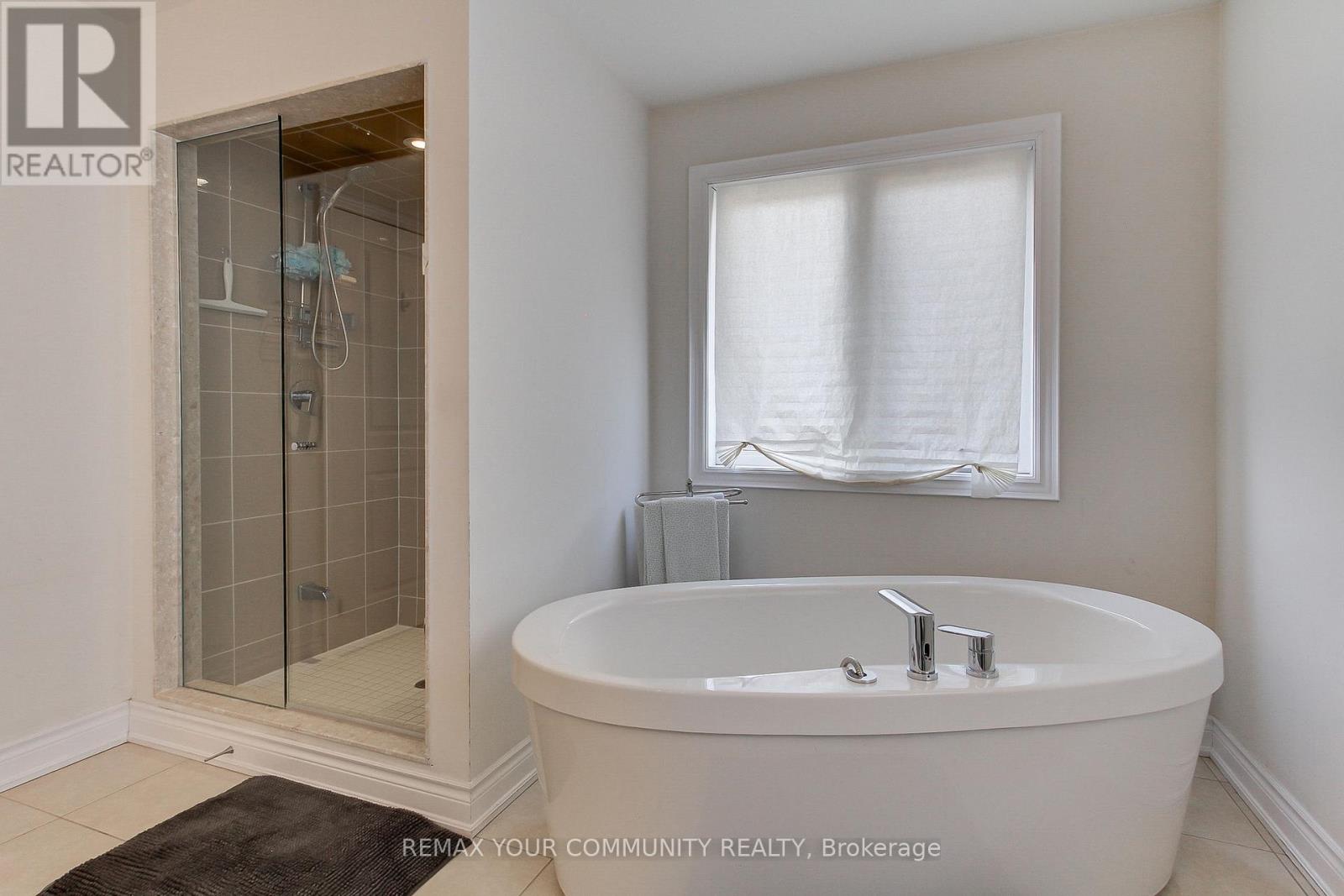 26 HODGSON ROAD N - 33